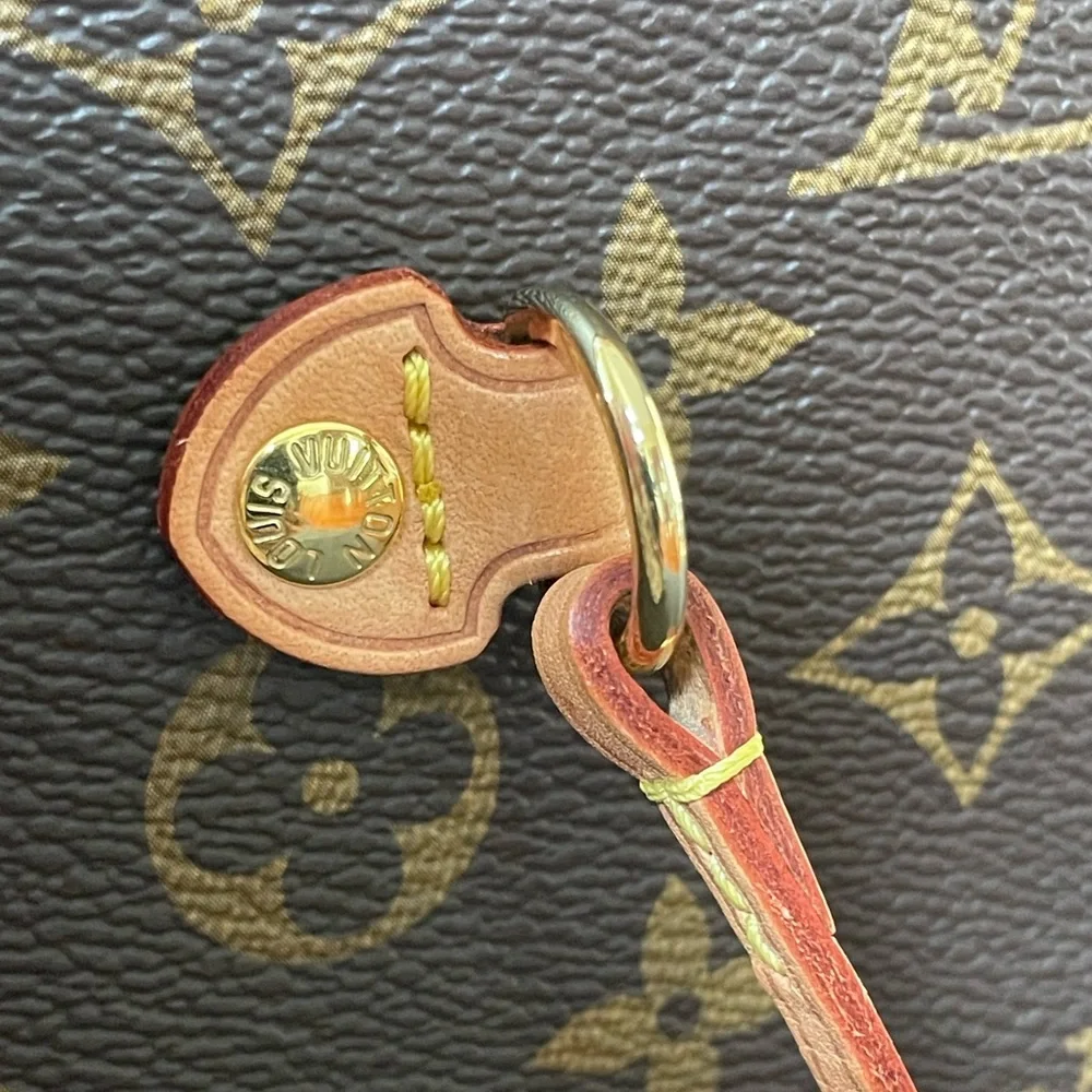 Louis Vuitton Neverfull MM Monogram Tote Bag - Picture 5 of 8